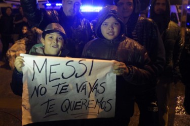 Argentines want Messi to remain on the national team People stand under the rain waiting for the arrival of Argentina's football team from the Copa America Centenario held in the United States
