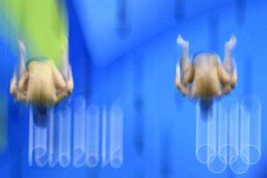 Olympians in motion: Diving two men diving