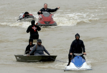 Texans seek rescue and refuge from Harvey