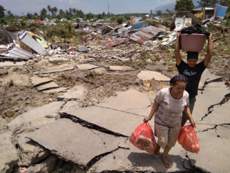 INDONESIA-QUAKE-TSUNAMI Residents salvage belongings after an earthquake and tsunami