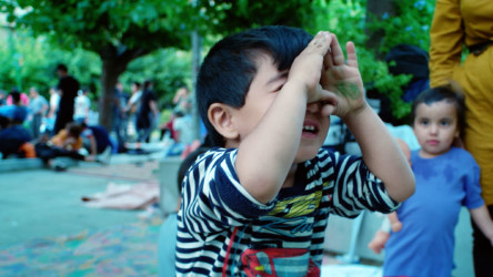 Another news story child refugee imitates news photographers