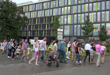 Patrons evacuating Munich mall following shooting People leaving mall following Munich shooting