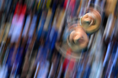 Olympians in motion: Diving two men in a spinning dive