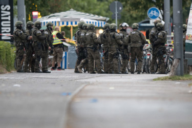 Police officers at the scene outside of Munich shopping center Police on scene of Munich shooting