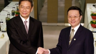 Chinese official Zhang Zhijun (L), director of the Taiwan Affairs Office, shakes hands with his Taiwanese counterpart