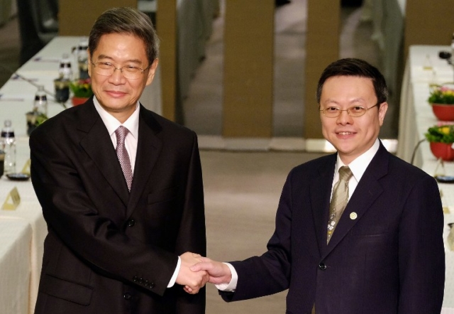 Chinese official Zhang Zhijun (L), director of the Taiwan Affairs Office, shakes hands with his Taiwanese counterpart
