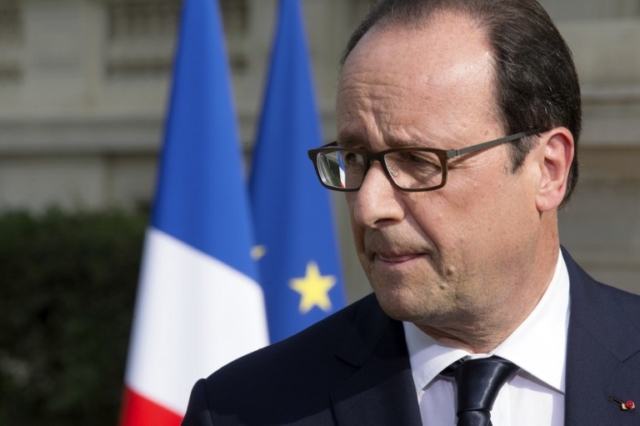 French President Hollande meets with families of Air Algerie plane crash