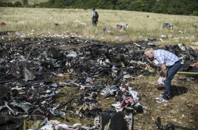 Small investigative team just now accessing downed MH17 wreckage