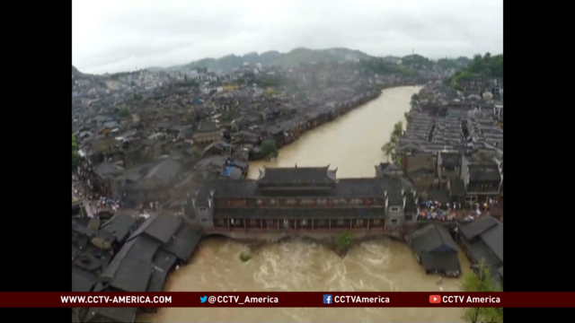 Flooding subsides in ancient Chinese town of Fenghuang