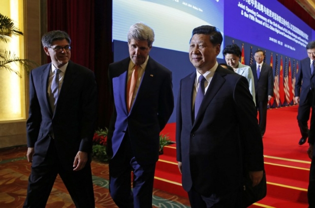 US Treasury Secretary Jack Lew (L), US Secretary of State John Kerry (C) and China's President Xi Jinping (R)