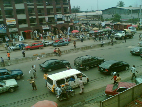 A major junction along the Port Harcourt-Aba Express Road (Phot via Wikimedia Commons)