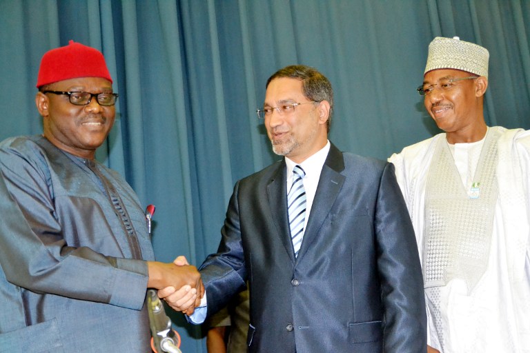 Rui Gama Vaz (c), World Health Organization's representative, congratulates Nigeria's Minister of Health Professor Onyebuchi Chukwu (L) while Minister of State for Health Dr Haliru Alhassan looks on during a press conference in Abuja. (Photo: AFP)