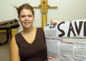 A 2007 photo of Kayla Mueller from the Daily Courier of Prescott, Arizona, shows Mueller displaying a poster for aid to Darfur, as part of her Prescott Area Leadership project.