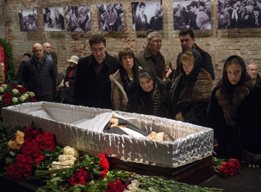 Relatives and friends pay their respects as they stand close to the coffin of Boris Nemtsov during a farewell ceremony in Moscow on March 3, 2015. Russia vowed on March 2 to find the killers of outspoken opposition leader Boris Nemtsov as fresh details emerged about the most shocking political assassination during Vladimir Putin's rule. Nemtsov's body will lie in state on March 3 at the Andrei Sakharov rights center in Moscow, followed by his burial at the city's Troekurovskoye cemetery.  AFP/ Alexander Utkin