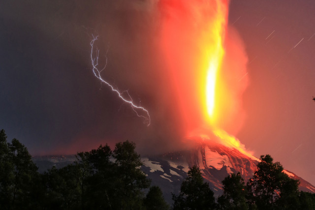 Picture released by Atonchile showing the Villarrica volcano, 1200 km from Santiago, in southern Chile which began erupting on March 3, 2015 forcing the evacuation of some 3,000 people in nearby villages. The Villarrica volcano is one of Chile's most active.   AFP/ ATONCHILE/ CARLOS ROCUANT