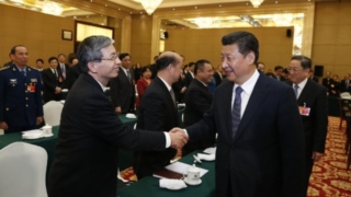 Chinese President Xi Jinping (front R), also general secretary of the Communist Party of China (CPC) Central Committee and chairman of the Central Military Commission, visits members of the 12th National Committee of the Chinese People's Political Consultative Conference (CPPCC) and joins their panel discussion in Beijing, capital of China, March 4, 2015. (Xinhua/Ju Peng)