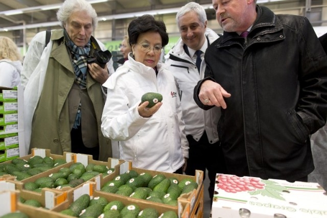 World Health Organisation (WHO) chief Margaret Chan (C) visits the Rungis international market in Rungis, outside Paris, on April 7, 2015 to mark the World Health Day 2015 on food safety. Each year WHO selects a priority area of global public health concern as the theme for the World Health Day on April 7, to mark the anniversary of the founding of WHO in 1948. AFP PHOTO / KENZO TRIBOUILLARD