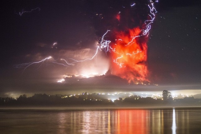 This view from Puerto Varas, southern Chile, shows a high column of ash and lava spewing from the Calbuco volcano, on April 23, 2015. AFP PHOTO/DAVID CORTES SEREY/AGENCIA UNO