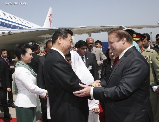 Chinese President Xi Jinping (L, front) is welcomed by Pakistani Prime Minister Nawaz Sharif upon his arrival in Islamabad, Pakistan, April 20, 2015. Xi is on a state visit to Pakistan. (Xinhua/Lan Hongguang)