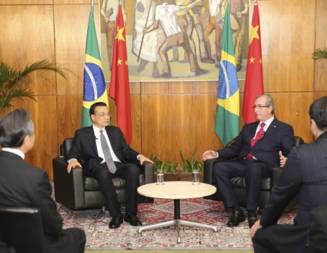 Chinese Premier Li Keqiang (L) meets with Brazilian Chamber of Deputies President Eduardo Cunha in Brasilia, capital of Brazil, May 19, 2015. Xinhua
