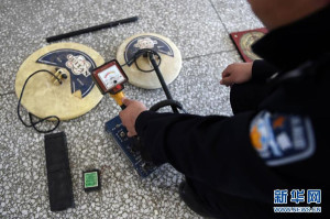 Policemen show detectors the tomb robbers used. Photo by Xinhua.