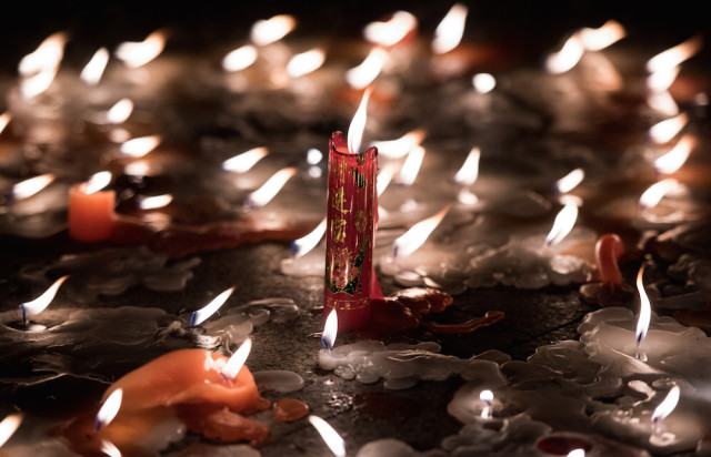 Candles are lit during a vigil to pay respect to victims of the sunken ship in Jianli, in China's Hubei province on June 4, 2015.  Distraught and angry relatives rushed to the site of a capsized cruise ship in China seeking news of their loved ones, as rescue workers recovered dozens of dead bodies. AFP PHOTO / JOHANNES EISELE