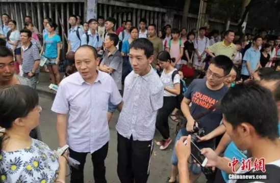 Armless student passes gaokao with feet2