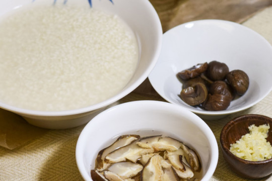 Soak rice overnight, soak mushrooms in boiling water for 5-10 minutes 