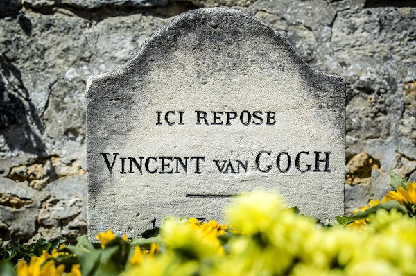 Sunflowers lie on the grave of Dutch painter Vincent van Gogh on the the 125th anniversary of his death on July 29, 2015 in Auvers-sur-Oise, northern France. (AFP PHOTO)