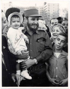 Fidel Castro holds Sherry Robin Hayes while making a tour of Meridian Hill Park near dusk on April 16, 1959. (Photo by Lee Hayes via Old Time D.C. Facebook group.)