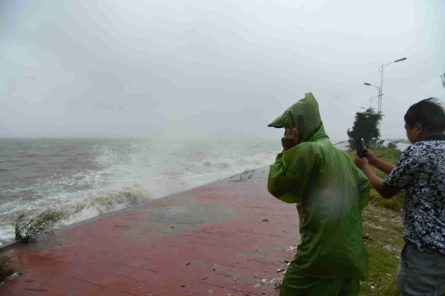 Typhoon Dujuan hits southeast China