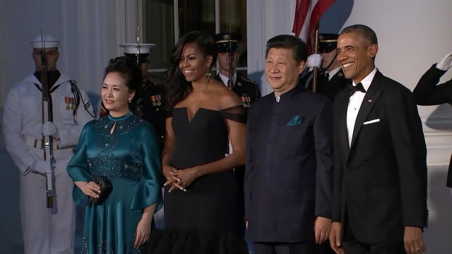 Obama's greet President Xi and first lady for state dinner