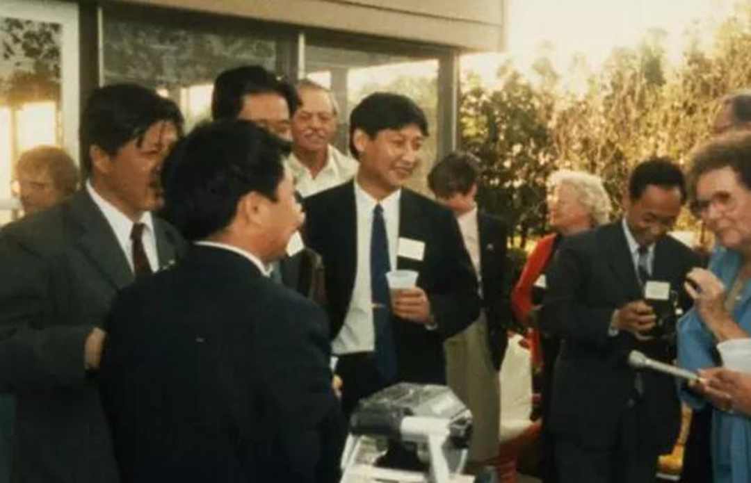 Xi's first visit to the US came in 1985, while he was the Secretary of the county Party Committee of Zhengding, Hebei Province. Xi, a then young and promising junior official, led a five-person agricultural delegation to Muscatine, Iowa. (CCTV News photo)