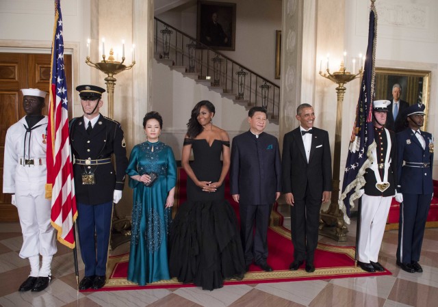 US President Barack Obama (3rd R) and First Lady Michelle Obama (C), alongside Chinese President Xi Jinping and his wife, Peng Liyuan, take the official photo as they arrive for a State Dinner at the White House in Washington, DC, September 25, 2015. AFP PHOTO / SAUL LOEB