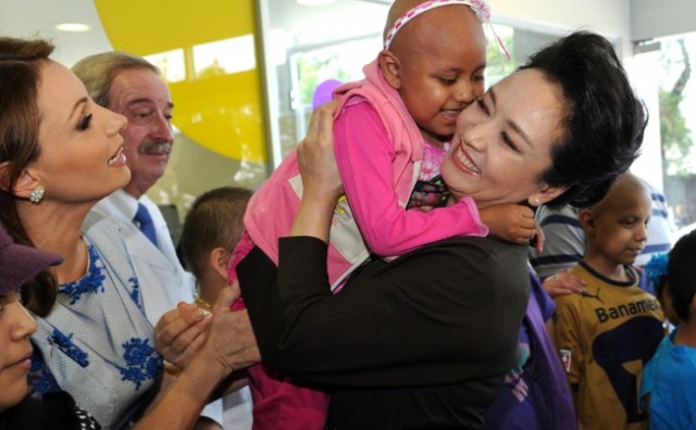 Peng Liyuan hugs a child patient during her visit to Federico Gomez Children's Hospital, in Mexico City, Mexico. Photo: Xinhua