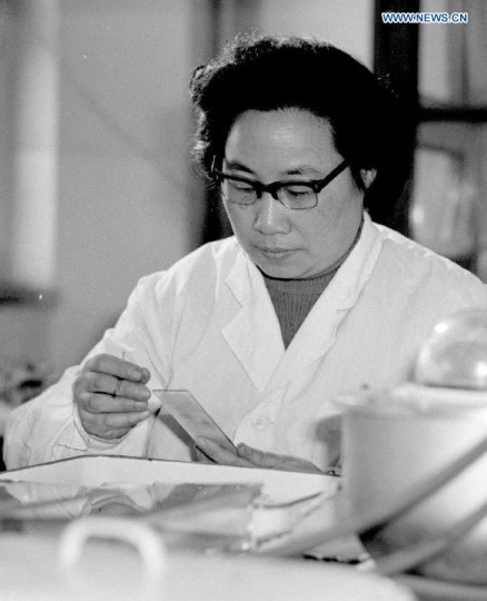 Undated file photo shows Tu Youyou, a pharmacologist with the China Academy of Chinese Medical Sciences, working to make artemisinin, a drug therapy for malaria, in 1980s. China's Tu Youyou, Irish-born William Campbell, and Japan's Satoshi Omura jointly won the 2015 Nobel Prize for Physiology or Medicine, the Nobel Assembly at Sweden's Karolinska Institute announced on Monday. Tu won half of the prize for her discoveries concerning a novel therapy against malaria. (Xinhua/Yang Wumin)