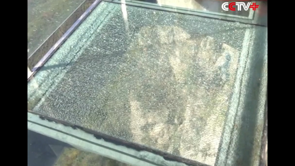 Video: Tourists in China horrified as glass bridge cracks