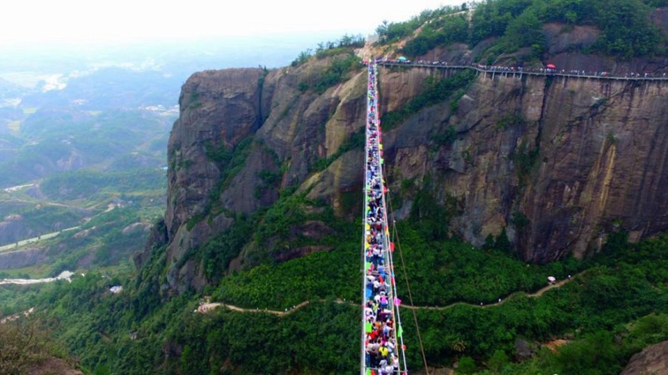 China’s longest glass bridge now crammed with people