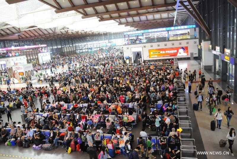 Lots of passengers are seen at the waiting hall of the Suzhou Railway Station in Suzhou City, east China's Jiangsu Province, Oct. 6, 2015. As the week-long National Day holidays draw to an end, many parts across the country witnessed a travel rush Tuesday. (Photo by Xinhua)