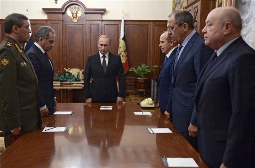 Russian President Vladimir Putin, third left, observes a minute of silence with Russia's Federal Security Service (FSB) head Alexander Bortnikov, third right, Russian Foreign Minister Sergey Lavrov, second right, and others before a meeting on Russian plane crash in Egypt, at Kremlin in Moscow, Russia, early Tuesday, Nov. 17, 2015 (Alexei Nikolsky/SPUTNIK, Kremlin Pool Photo via AP)