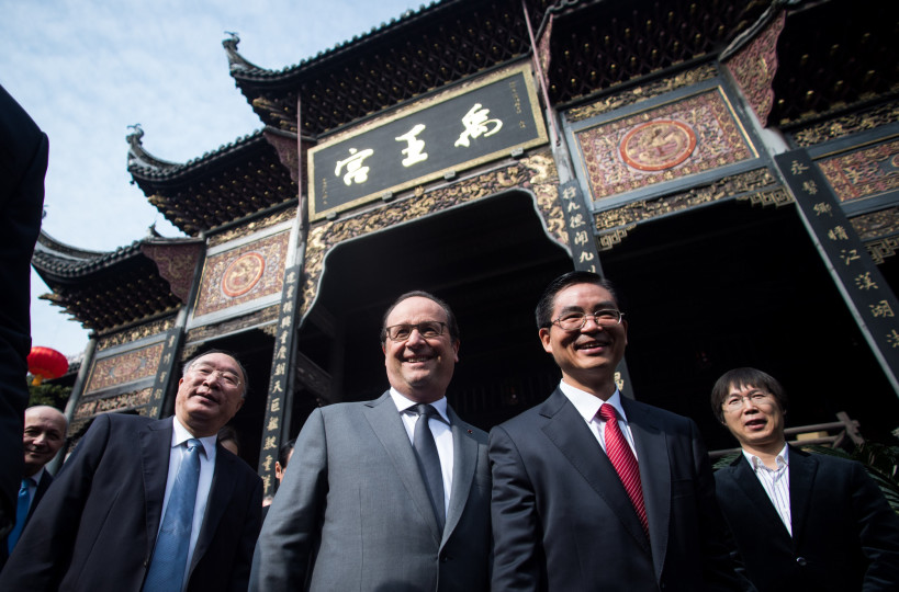 French President Francois Hollande (C) poses with Chongqing's mayor Huang Qifan (L) during a Huguang Guild Hall tour in Chongqing on November 2, 2015. AFP PHOTO / JOHANNES EISELE