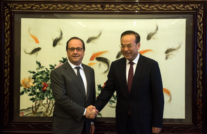 French President Francois Hollande (L) and Chongqing's Party secretary Sun Zhengcai (R) shake hands during a meeting in Chongqing on November 2, 2015. AFP PHOTO / JOHANNES EISELE