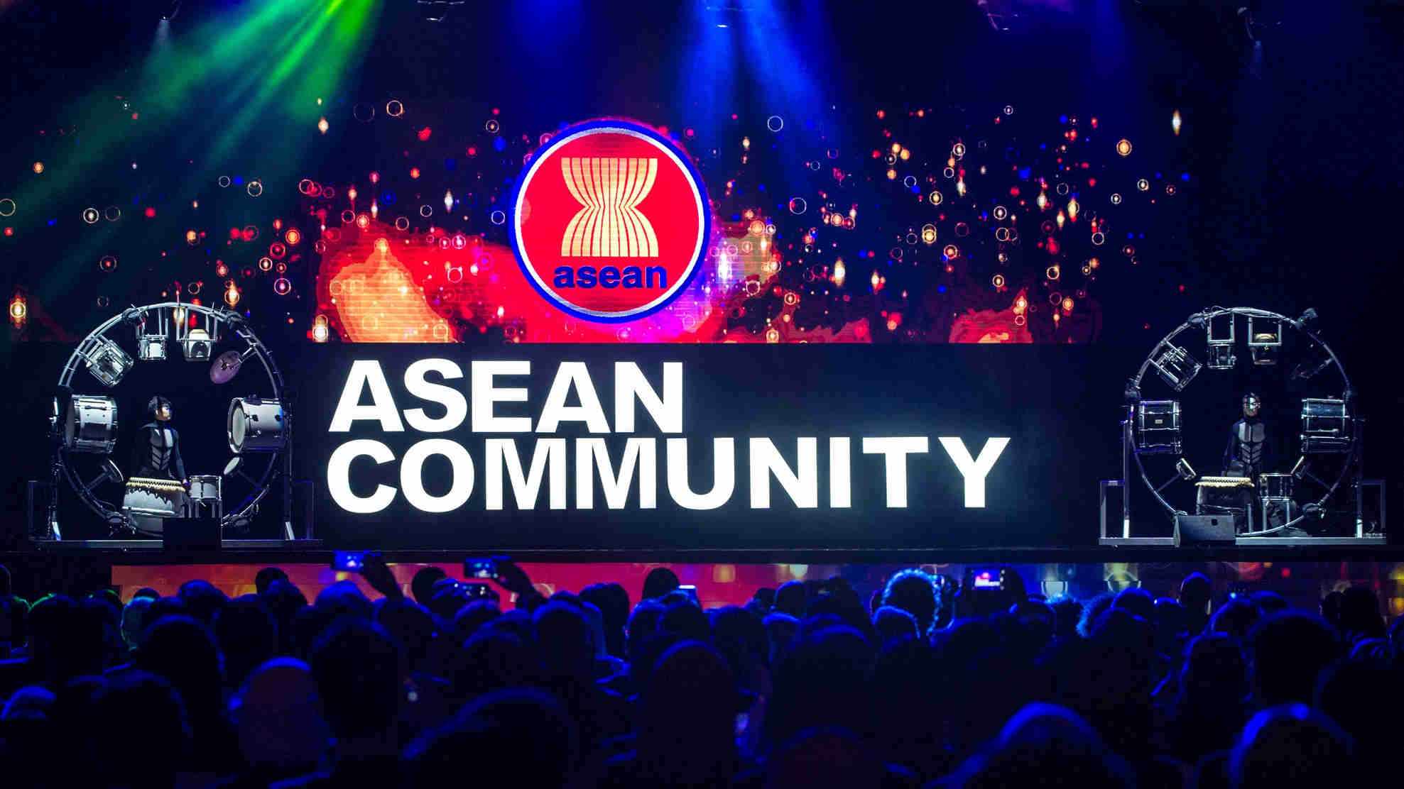 Leaders of the 10 ASEAN countries also declared Sunday a historic pronouncement of establishing the ASEAN Community.