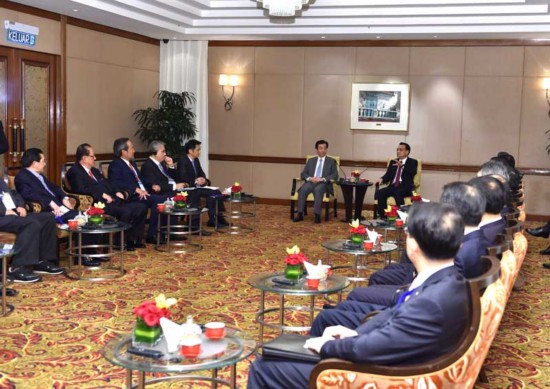 Premier Li has met with representatives from Malaysian bussiness community in Kuala Lumpur on Monday.