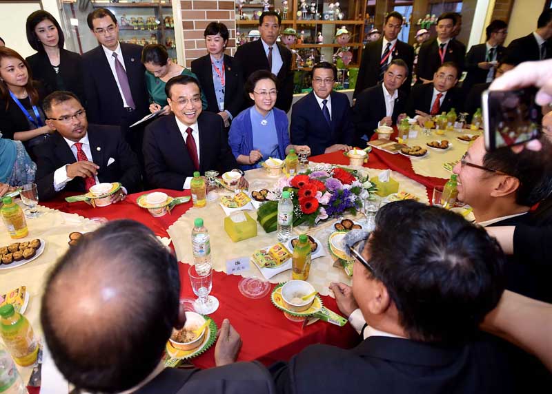 Premier Li met with the Malaccan governor Mohd Khalil bin Yaakob.