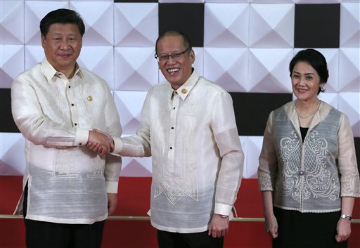 Philippines President Benigno Aquino III and his sister Maria Elena Aquino-Cruz, right, welcome Chinese President Xi Jinping to the welcome dinner at the Asia-Pacific Economic Cooperation (APEC) summit in Manila, Philippines Wednesday, Nov. 18, 2015. (AP Photo/Bullit Marquez)