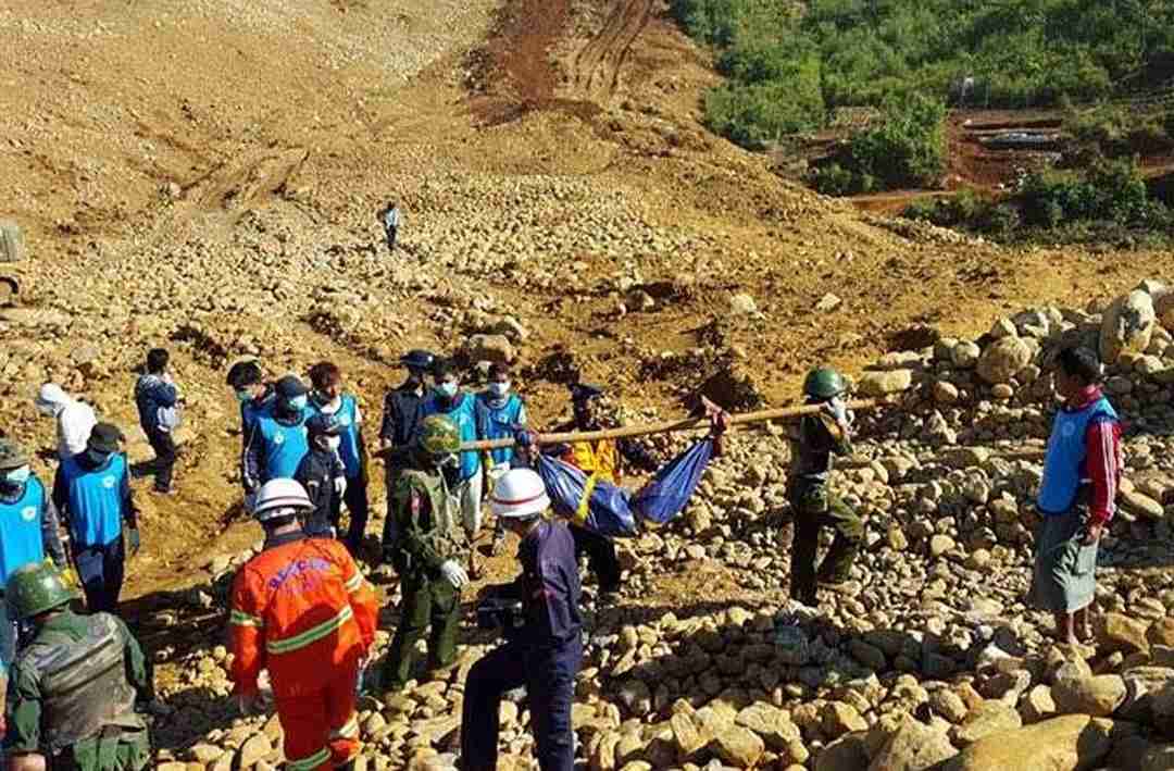 Soldiers carry the bodies of miners killed by a landslide in a jade mining area in Hpakhant, in Myanmar's Kachin state on November 22, 2015. At least 90 people have died in a huge landslide in a remote jade mining area of northern Myanmar, officials said on November 22, as search teams continued to find bodies in one of the deadliest disasters to strike the country's shadowy jade industry. AFP PHOTO