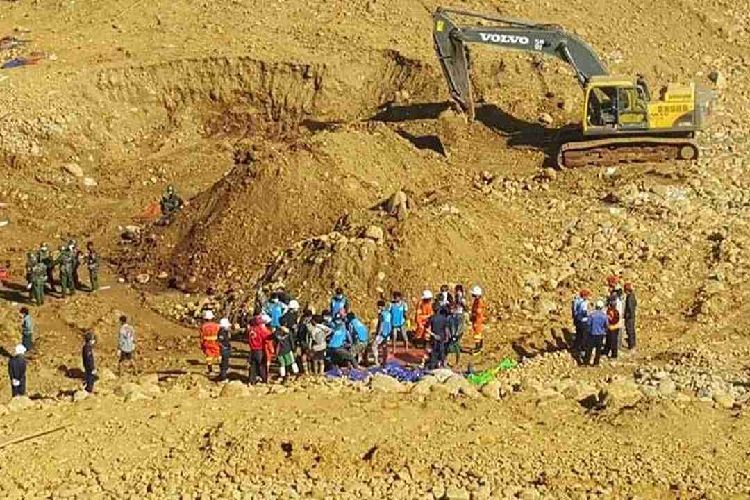 Soldiers and rescue workers search for the bodies of miners killed in a landslide in a jade mining area in Hpakhant, in Myanmar's Kachin state on November 22, 2015. At least 90 people have died in a huge landslide in a remote jade mining area of northern Myanmar, officials said on November 22, as search teams continued to find bodies in one of the deadliest disasters to strike the country's shadowy jade industry. AFP PHOTO