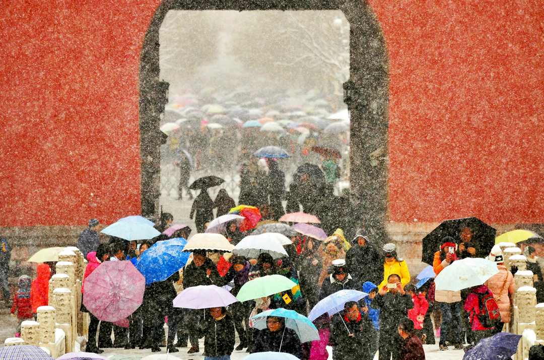 Tourist spots in Beijing receive record visitors amid heavy snow.