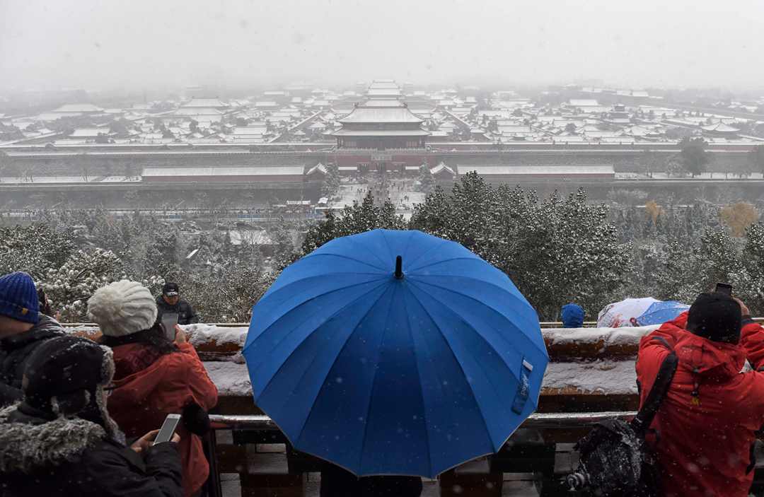 Tourist spots in Beijing receive record visitors amid heavy snow.